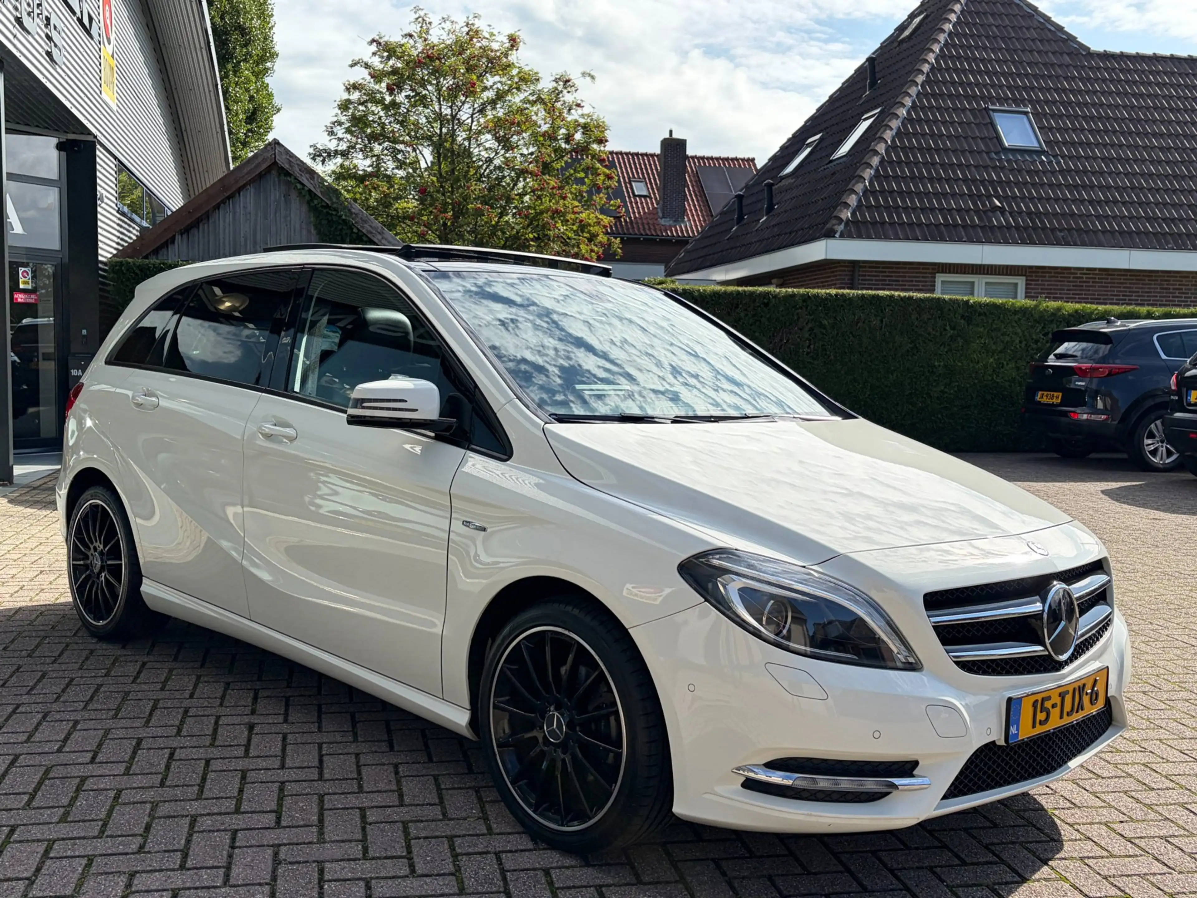 Mercedes-Benz B 180 Ambition AMG Panorama Leer El.Stoelen Navi App-Con — photo 6