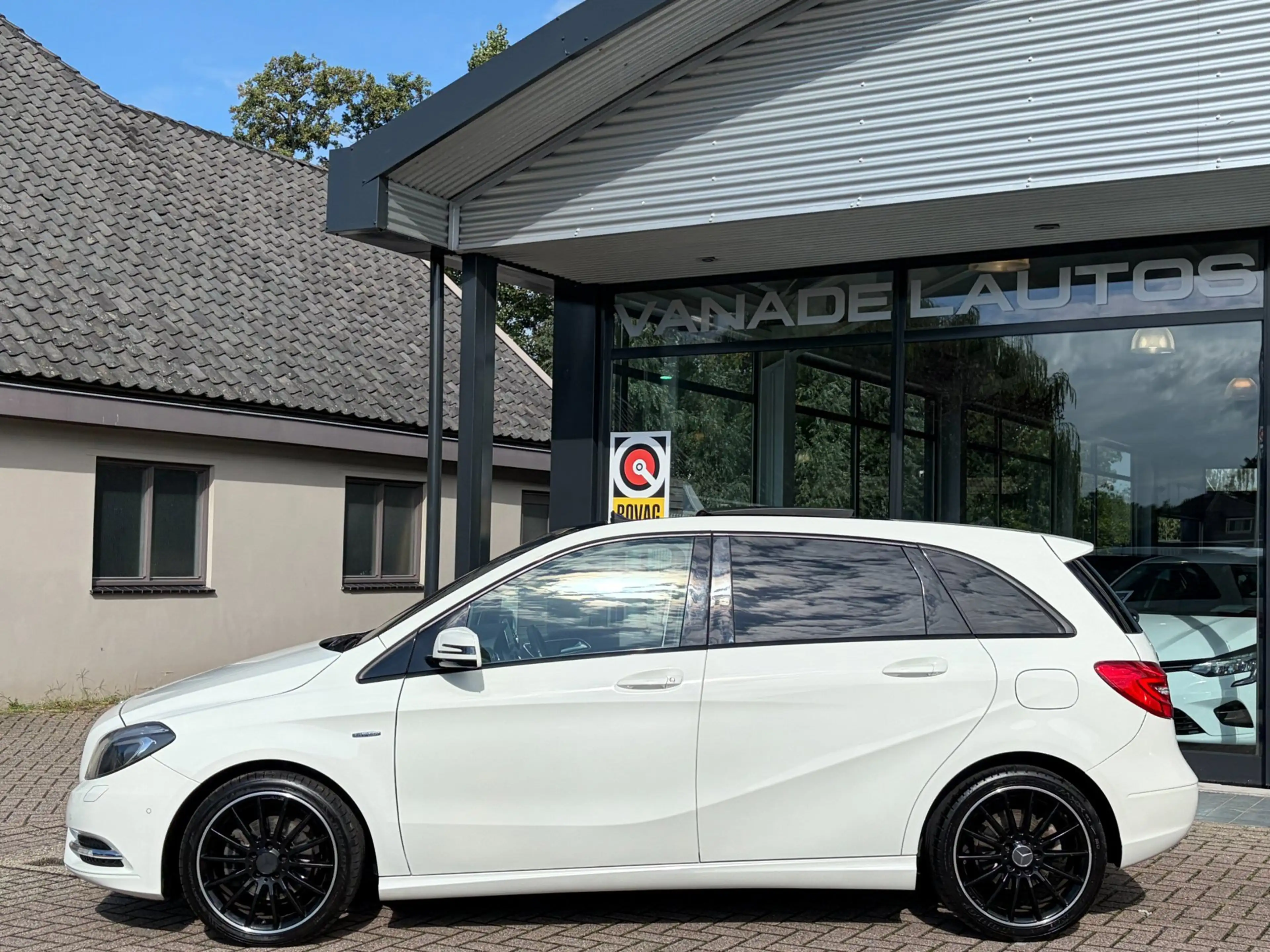 Mercedes-Benz B 180 Ambition AMG Panorama Leer El.Stoelen Navi App-Con — photo 2