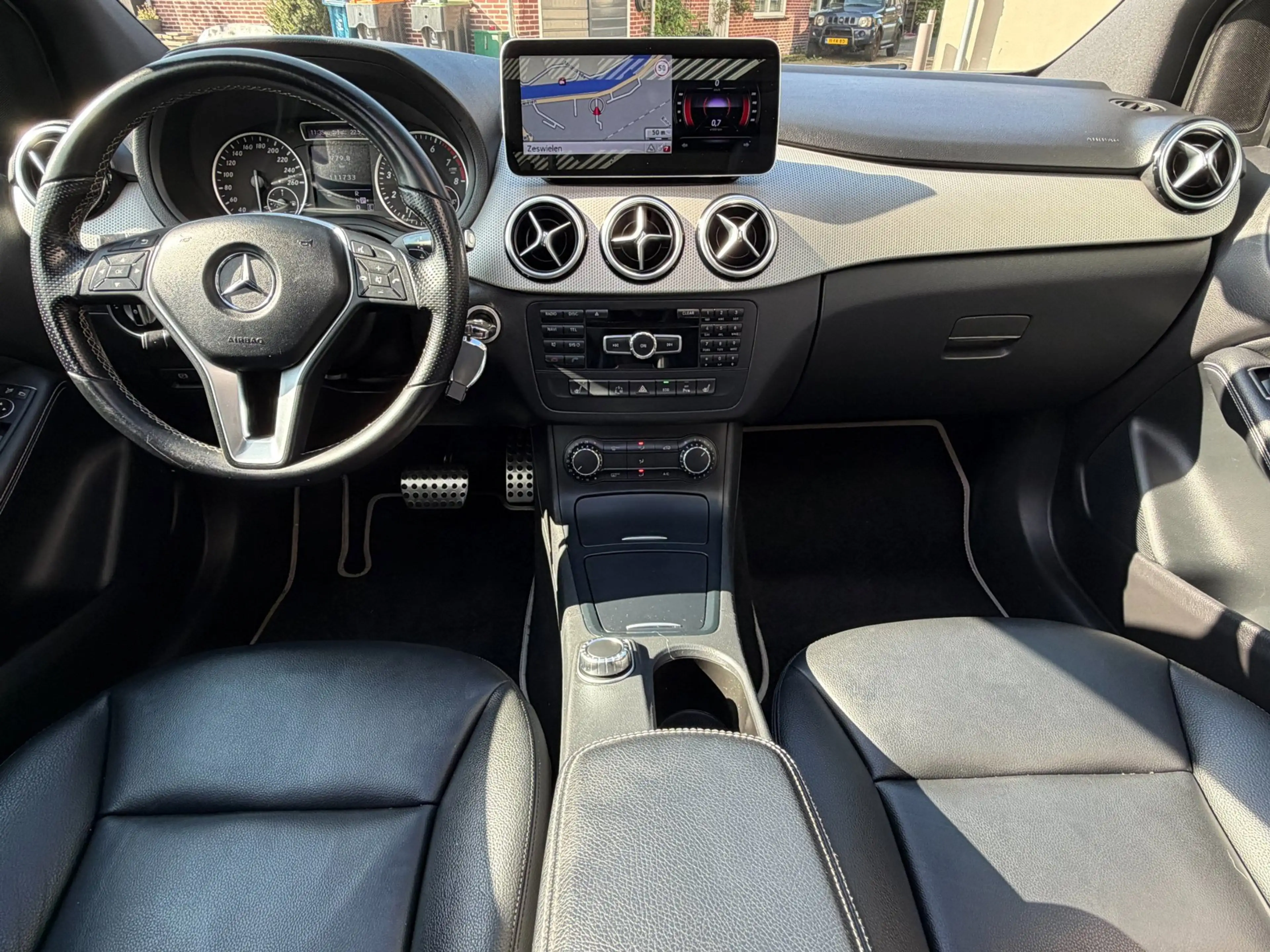 Mercedes-Benz B 180 Ambition AMG Panorama Leer El.Stoelen Navi App-Con — photo 11
