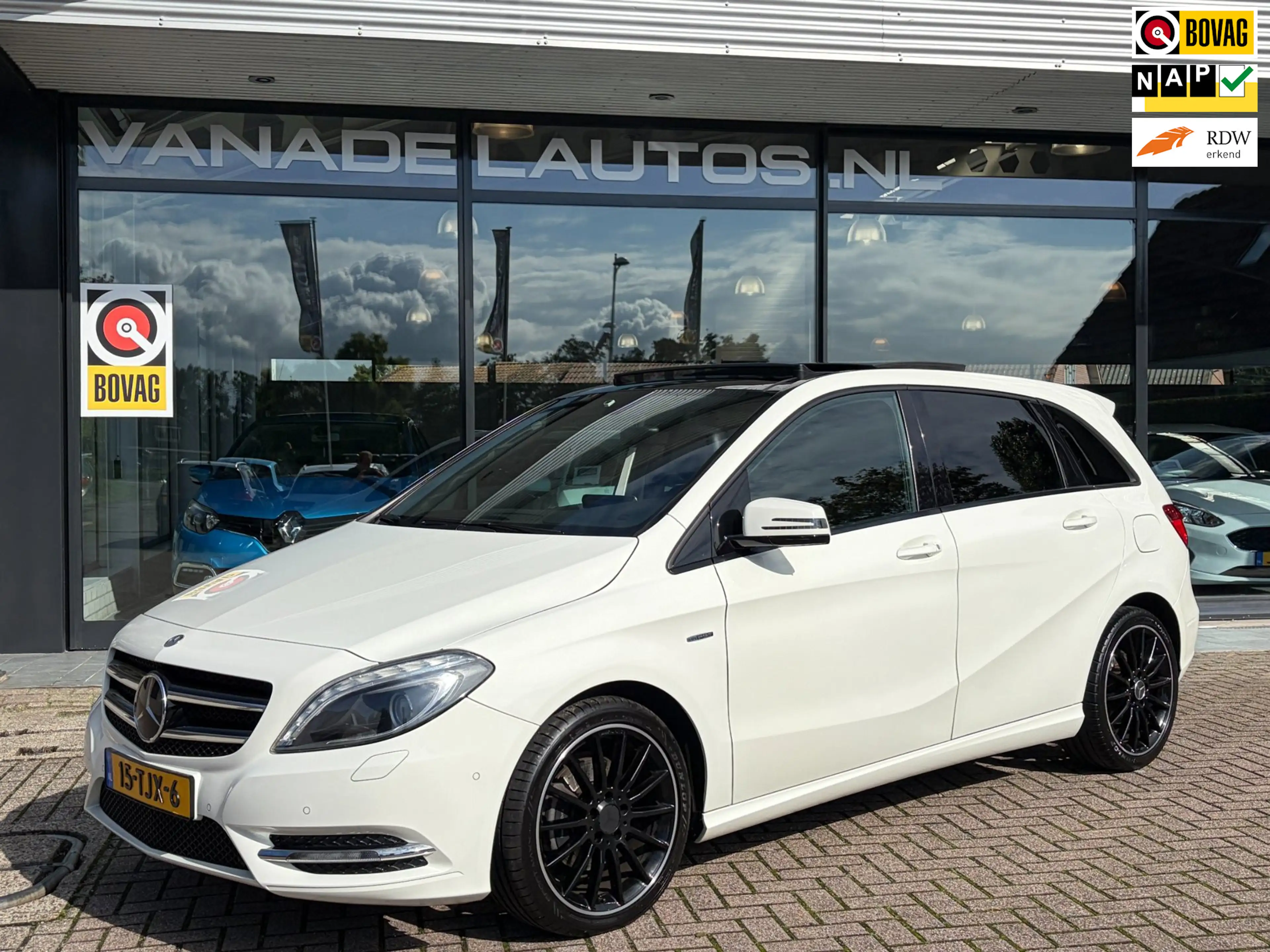 Mercedes-Benz B 180 Ambition AMG Panorama Leer El.Stoelen Navi App-Con