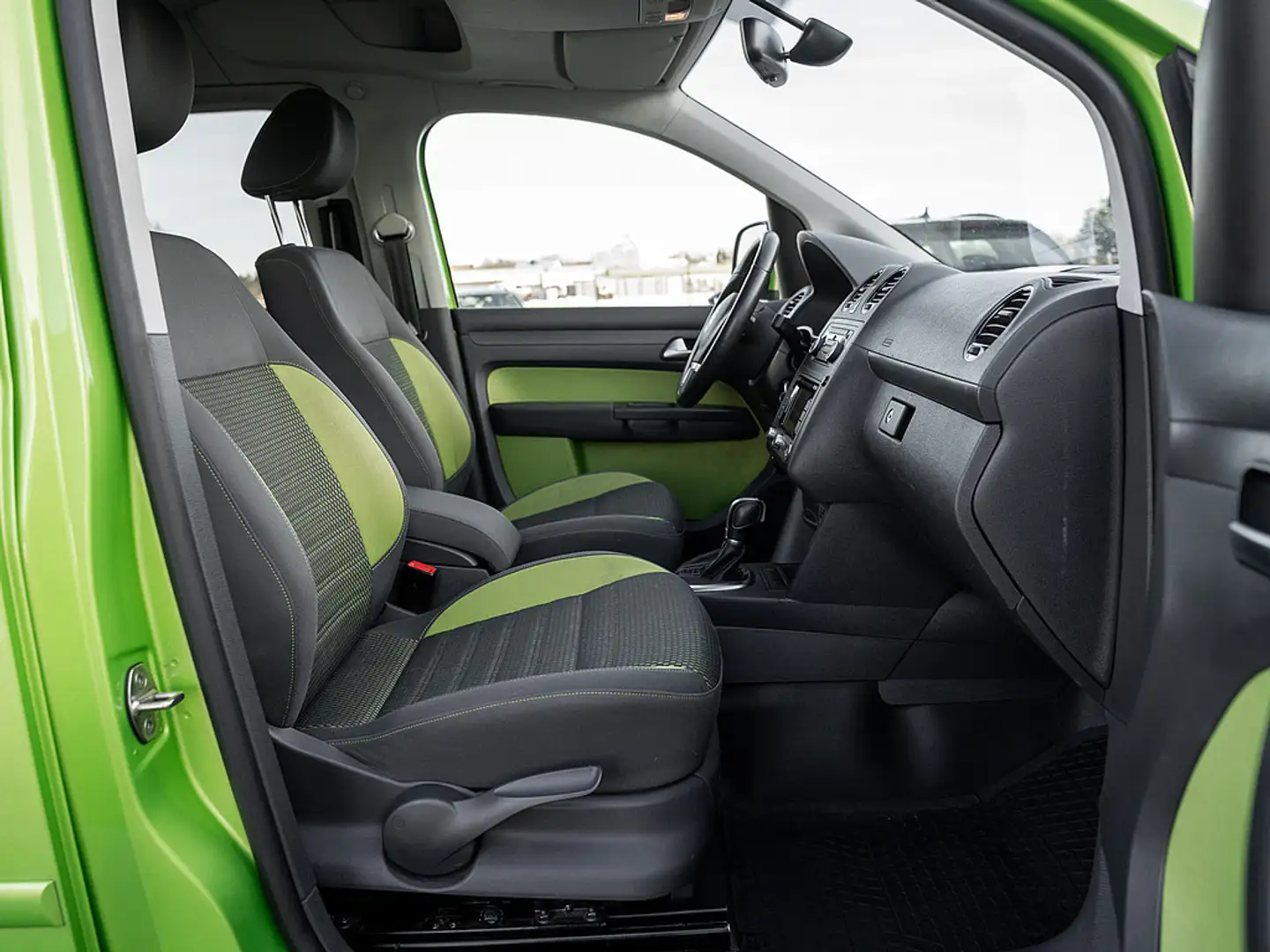 Volkswagen Caddy 2.0 TDI DSG Cross 7-Sitzer AHK Xenon PD Grün - 2