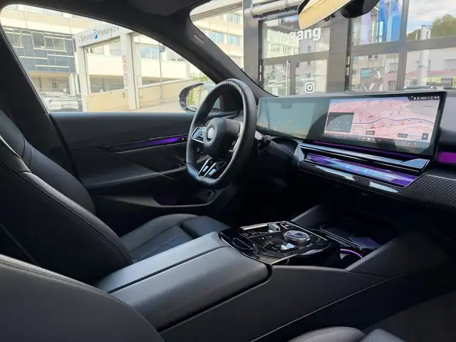 BMW 5 Series view 5
