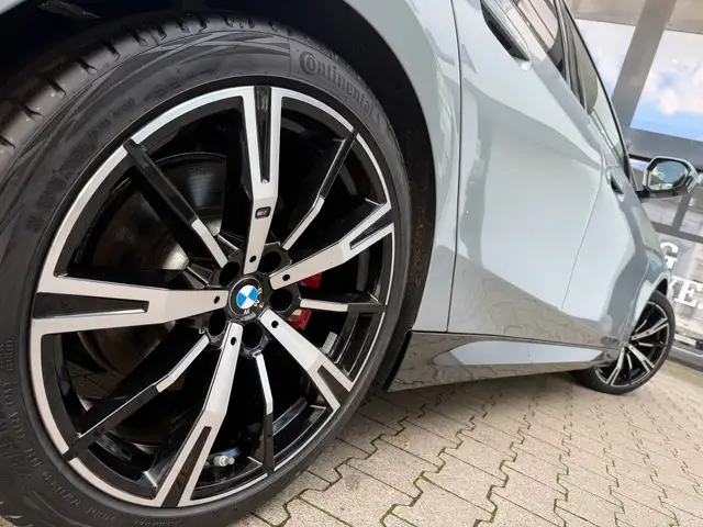 BMW 5 Series view 4