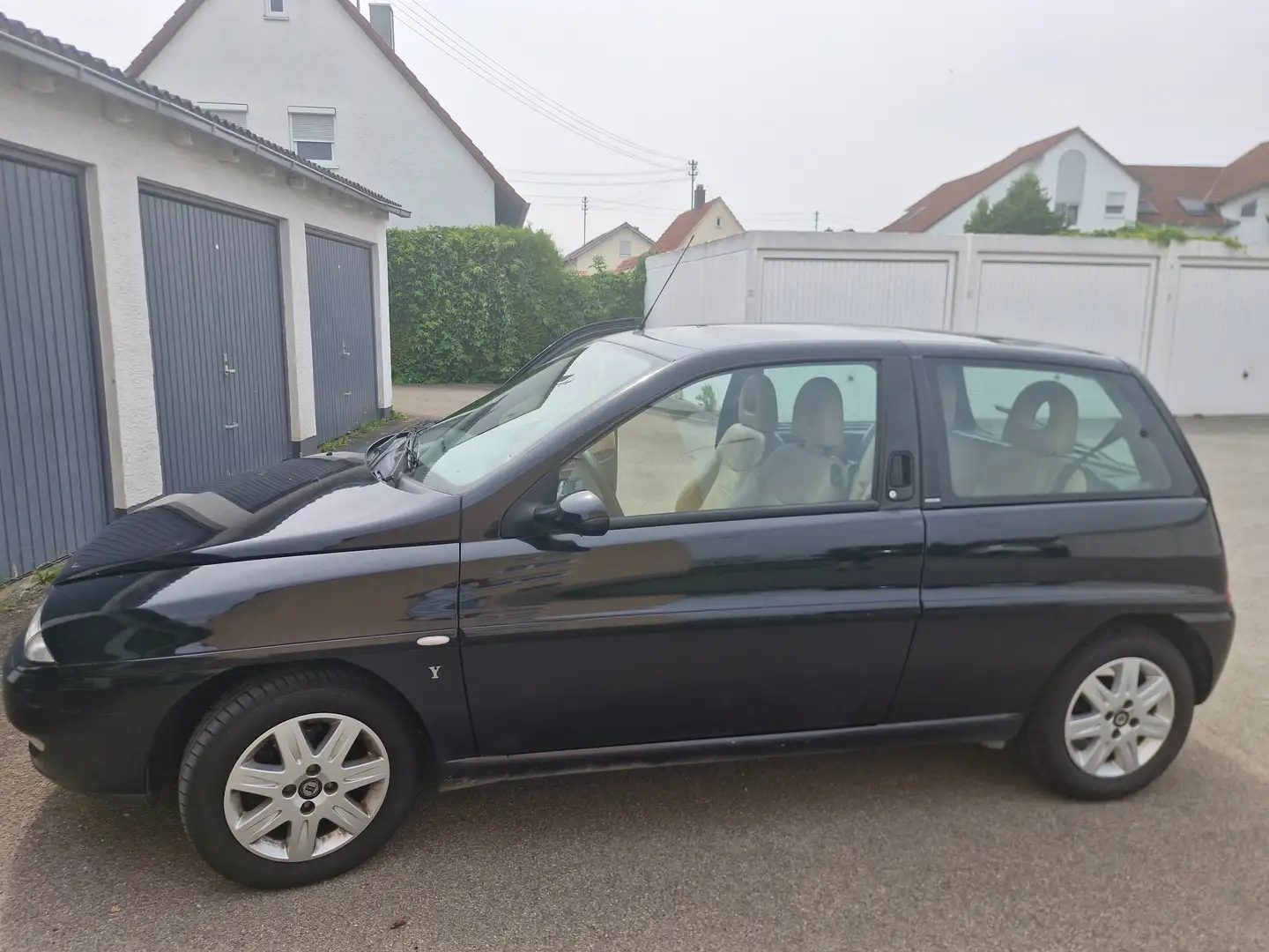 Lancia Ypsilon Cosmopolitan Schwarz - 1