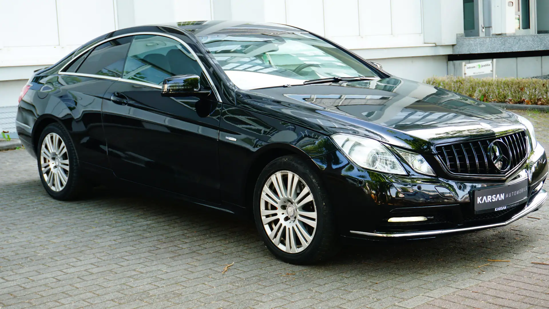 Mercedes-Benz E 300 E 300 CGI BlueEfficiency/PDC/SHZ/NAVI/XENON Nero - 2