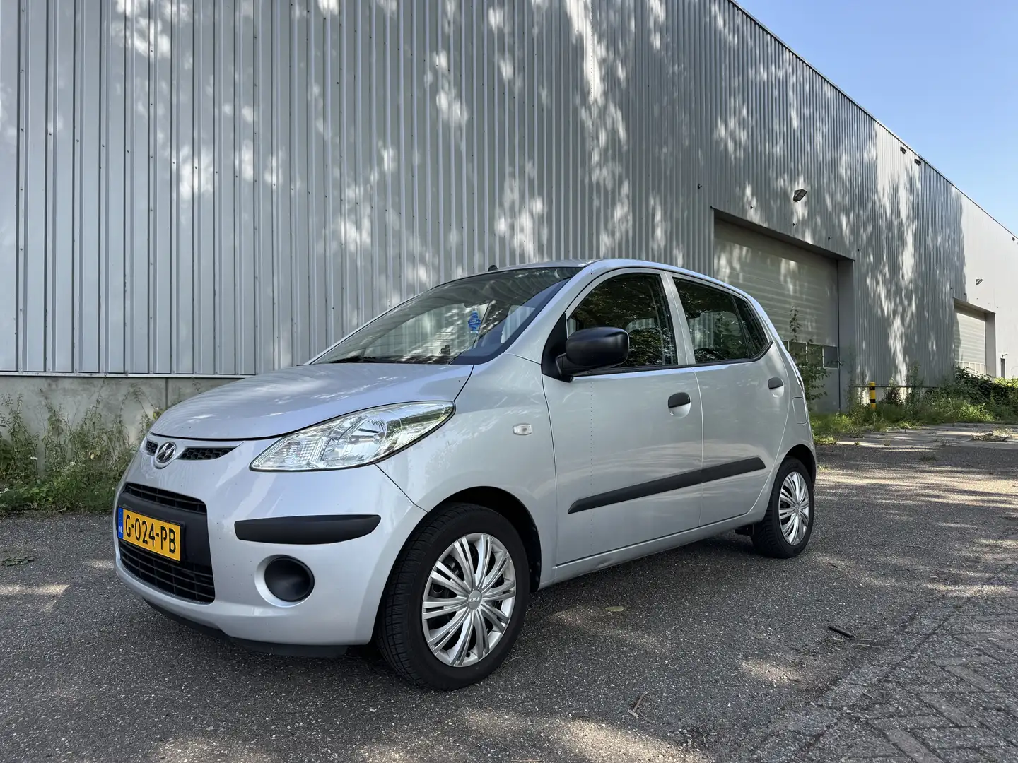 Hyundai i10 1.1 Pure Šedá - 1