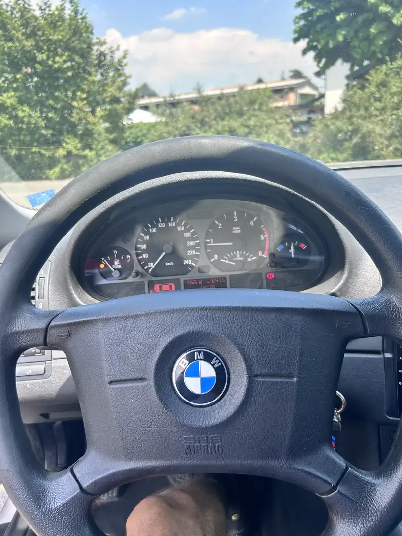 BMW 320 320d - 1