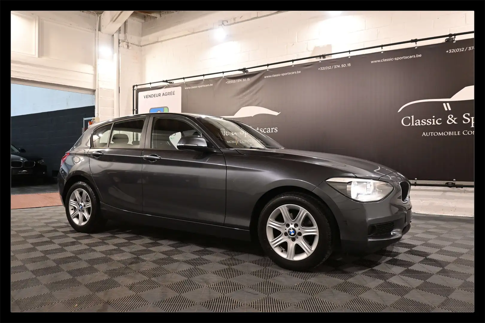 BMW 114 114i HATCH / GPS NAVIGATION / BLUETOOTH / PDC Gris - 1