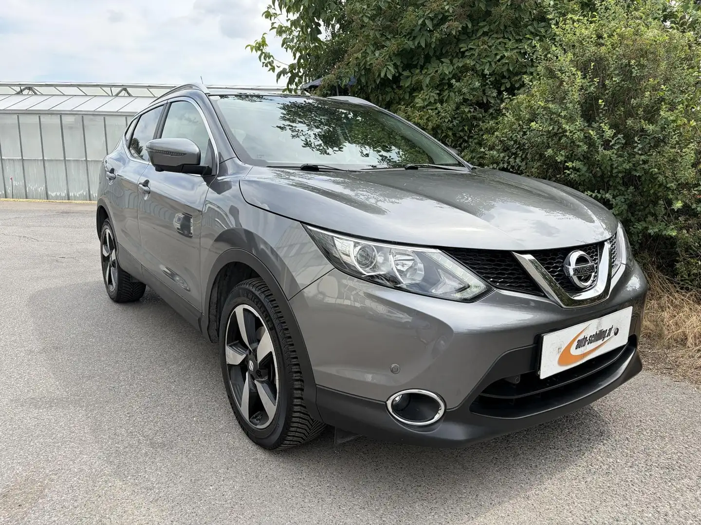 Nissan Qashqai 1,2 DIG-T 360° Pano Navi Sitzheizung *wenig KM* Grau - 1