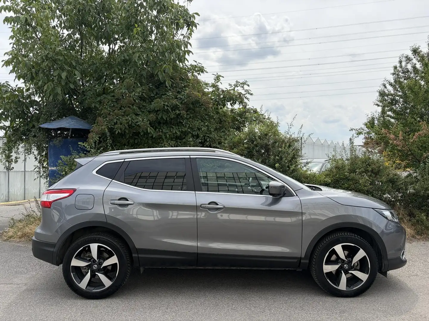 Nissan Qashqai 1,2 DIG-T 360° Pano Navi Sitzheizung *wenig KM* Grau - 2