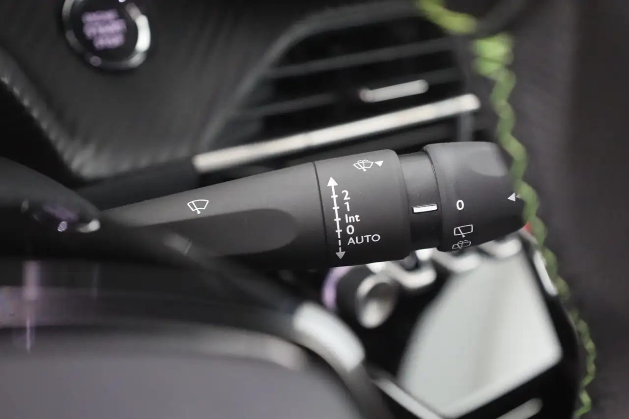 Peugeot 2008 GT 1.2 Hybrid 145 Aut. LED ACC Navi, миниатюра 20