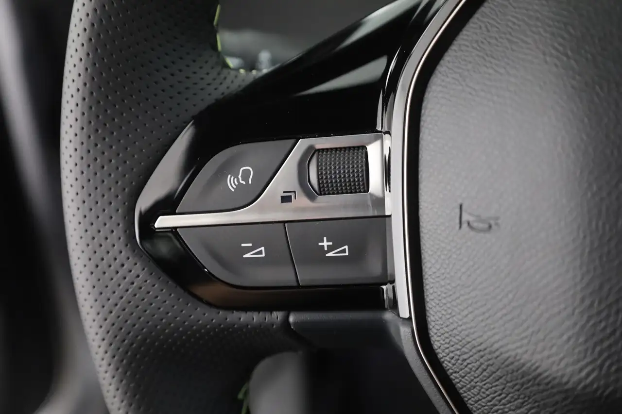 Peugeot 2008 GT 1.2 Hybrid 145 Aut. LED ACC Navi, миниатюра 16