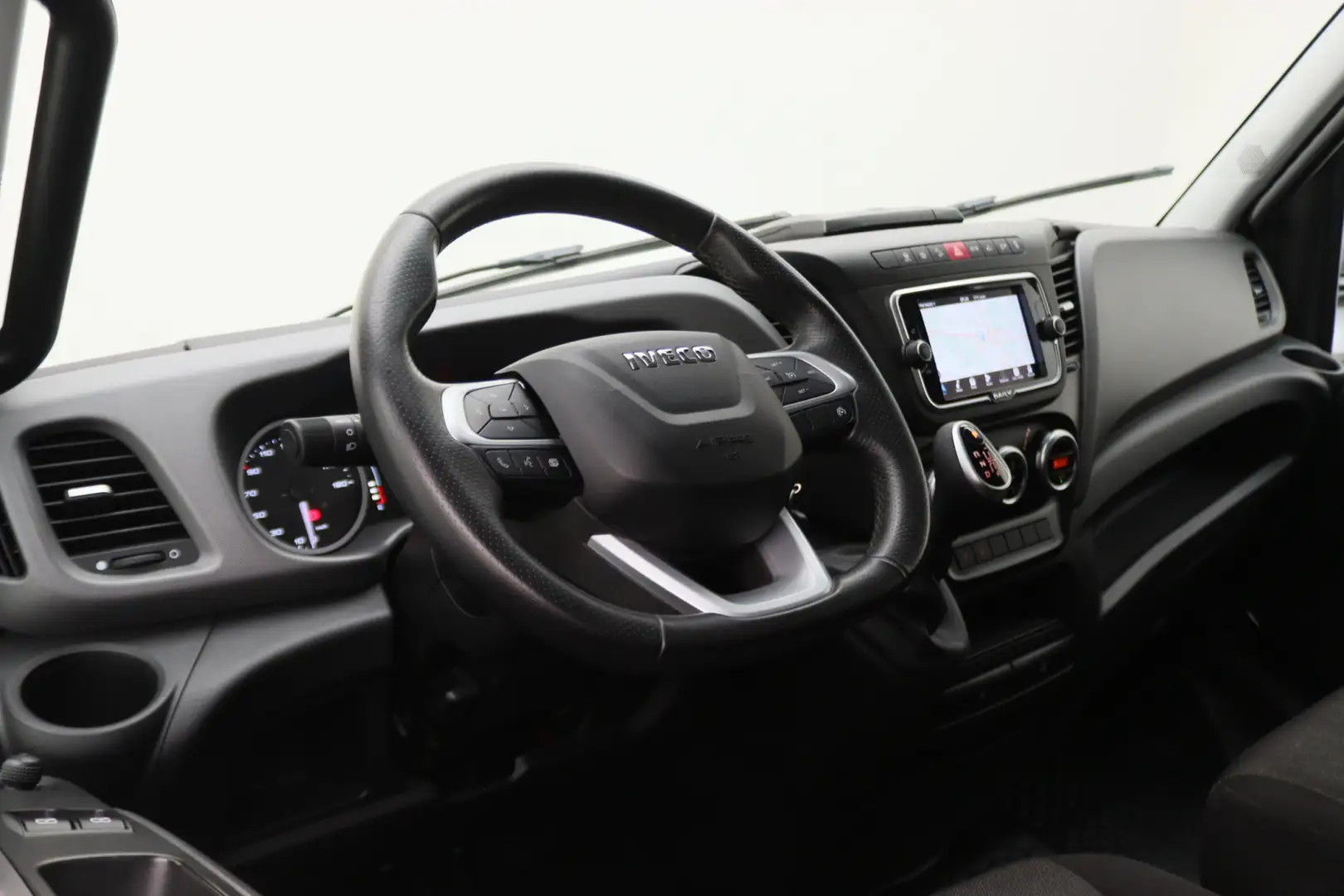 Iveco Daily 35S18 3.0 180 PK Automaat L2H2 Noir - 2