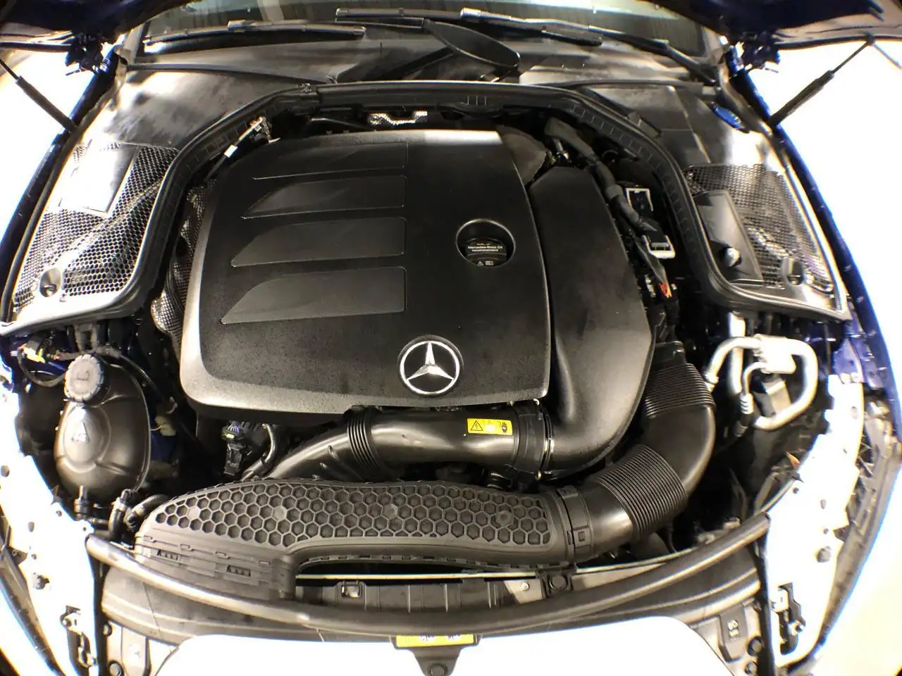 Mercedes-Benz C-Class снимка Mercedes-Benz C-Class