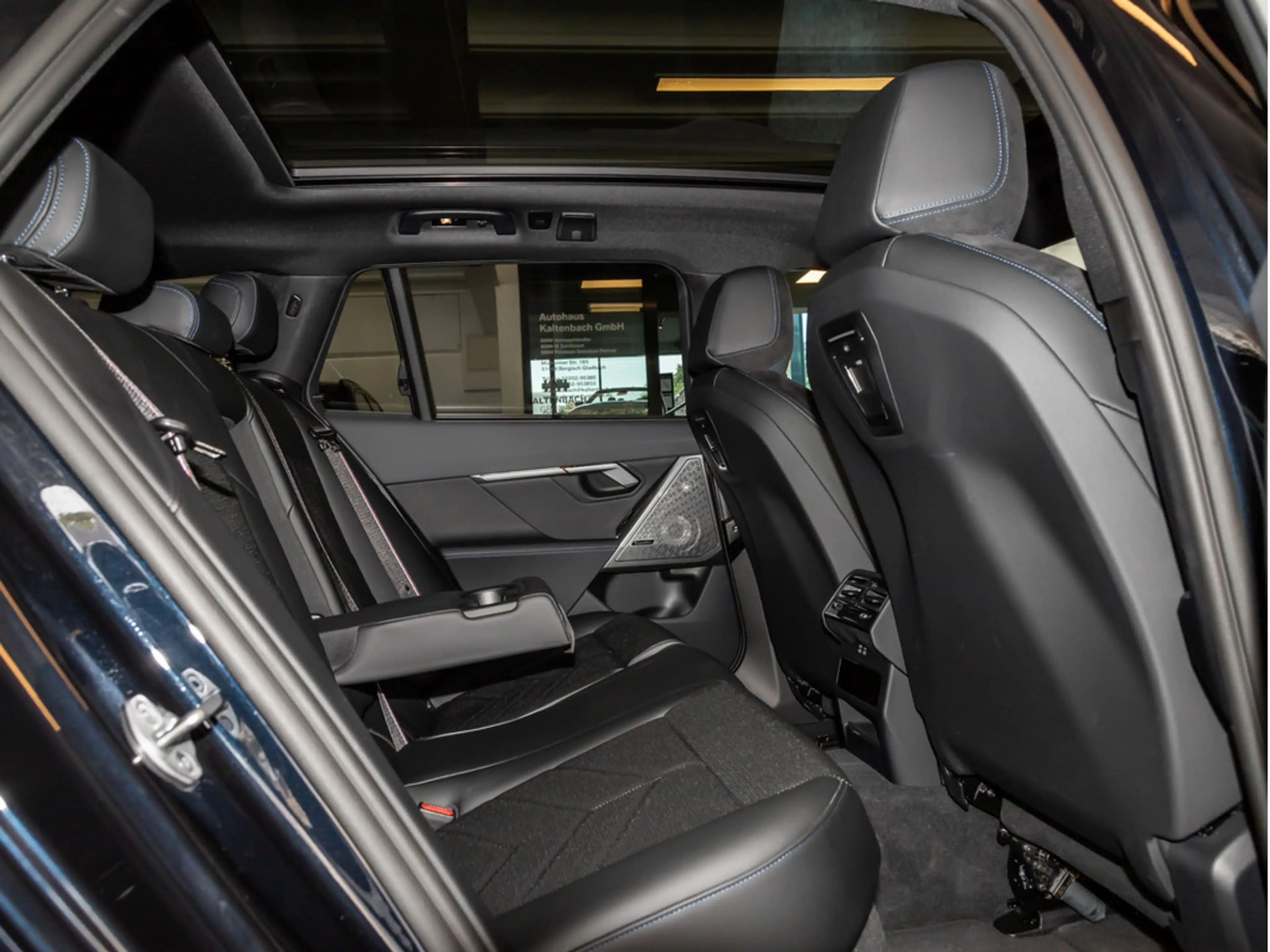 BMW 550 e Touring xDrive M-Sport Pro PANO AHK HUD — photo 13