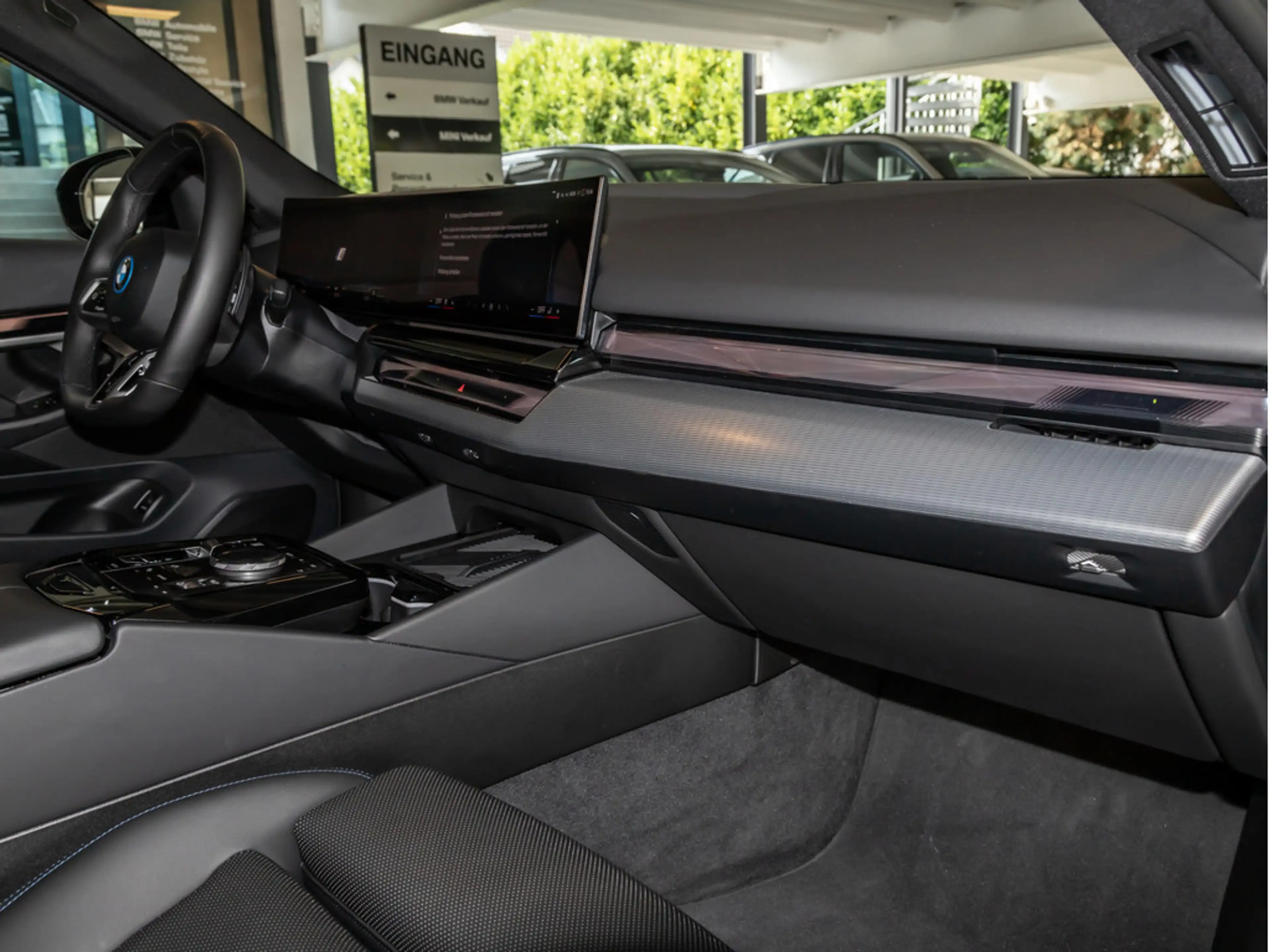 BMW 550 e Touring xDrive M-Sport Pro PANO AHK HUD — photo 11
