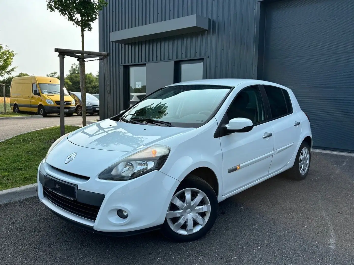 Renault Clio III 1.2 16V 5CV 75CH ICE WATCH 5 PORTES - 1 ERE MA Blanc - 1