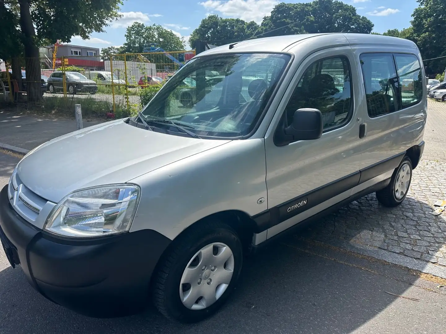 Citroen Berlingo 1.4 Advance Grau - 2