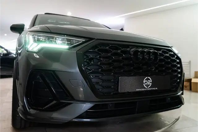 Audi Q3 view 10