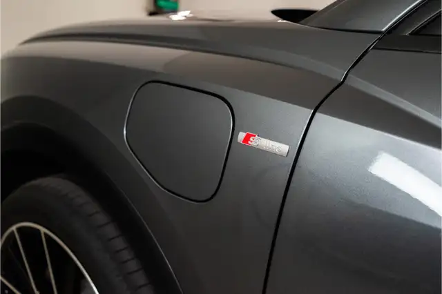 Audi Q3 view 14