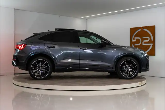 Audi Q3 view 6