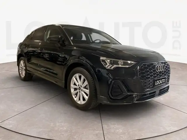 Audi Q3 view 3