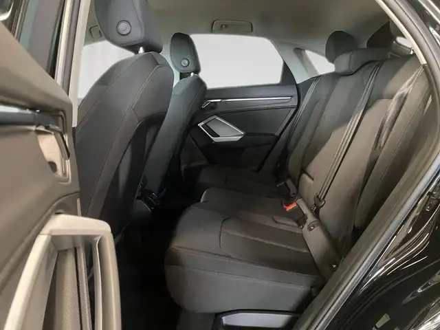 Audi Q3 view 8