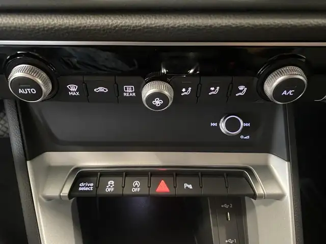 Audi Q3 view 11