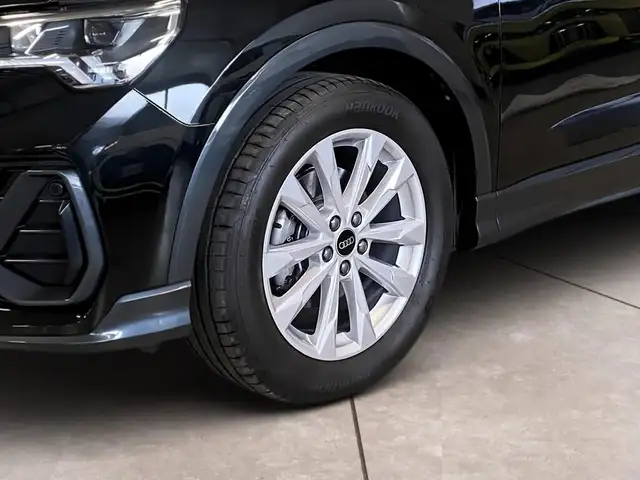 Audi Q3 view 15
