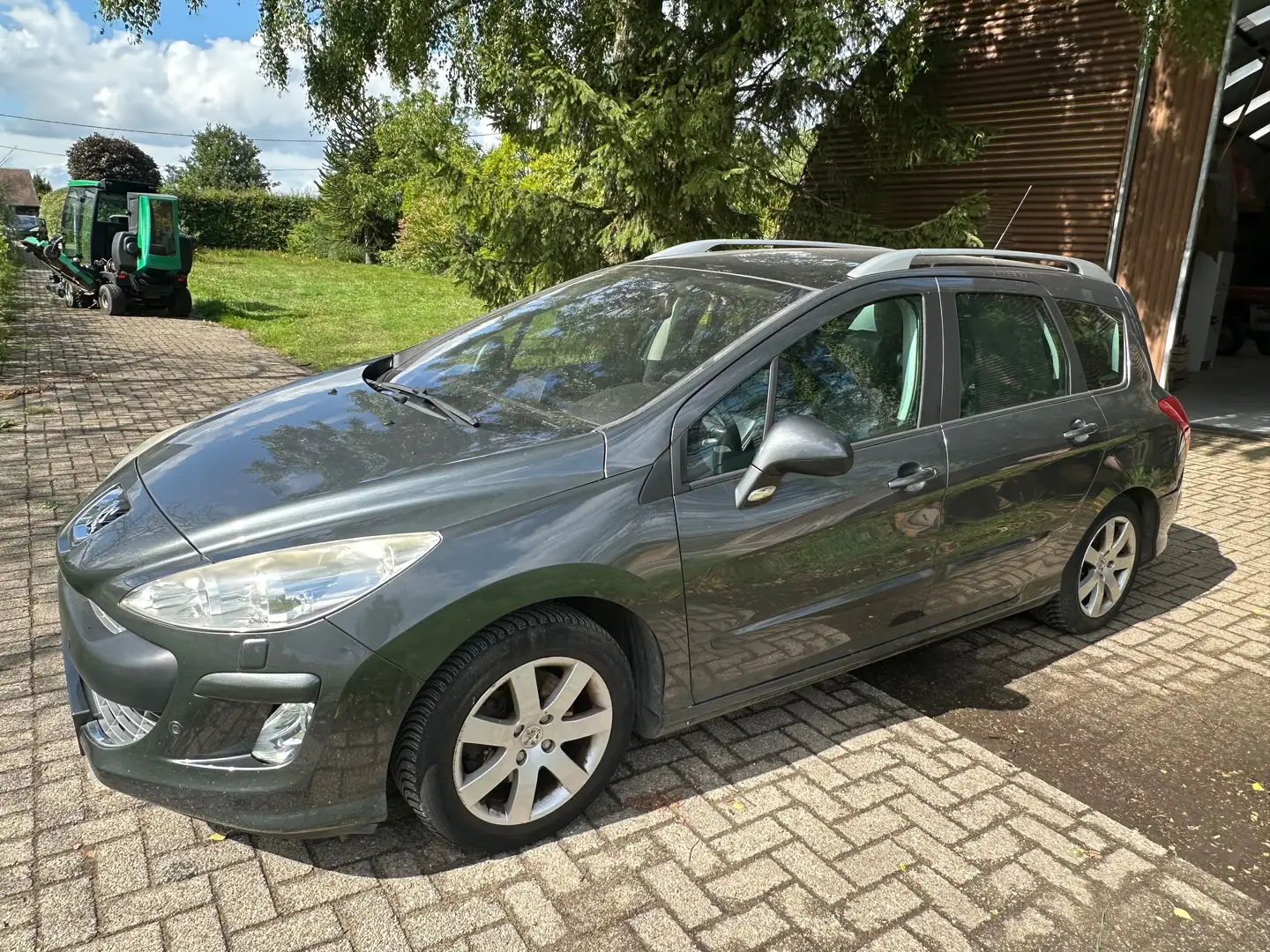 Peugeot 308 SW 16 i Benzine 140pk Automatik Platinum 7 seat Szary - 1