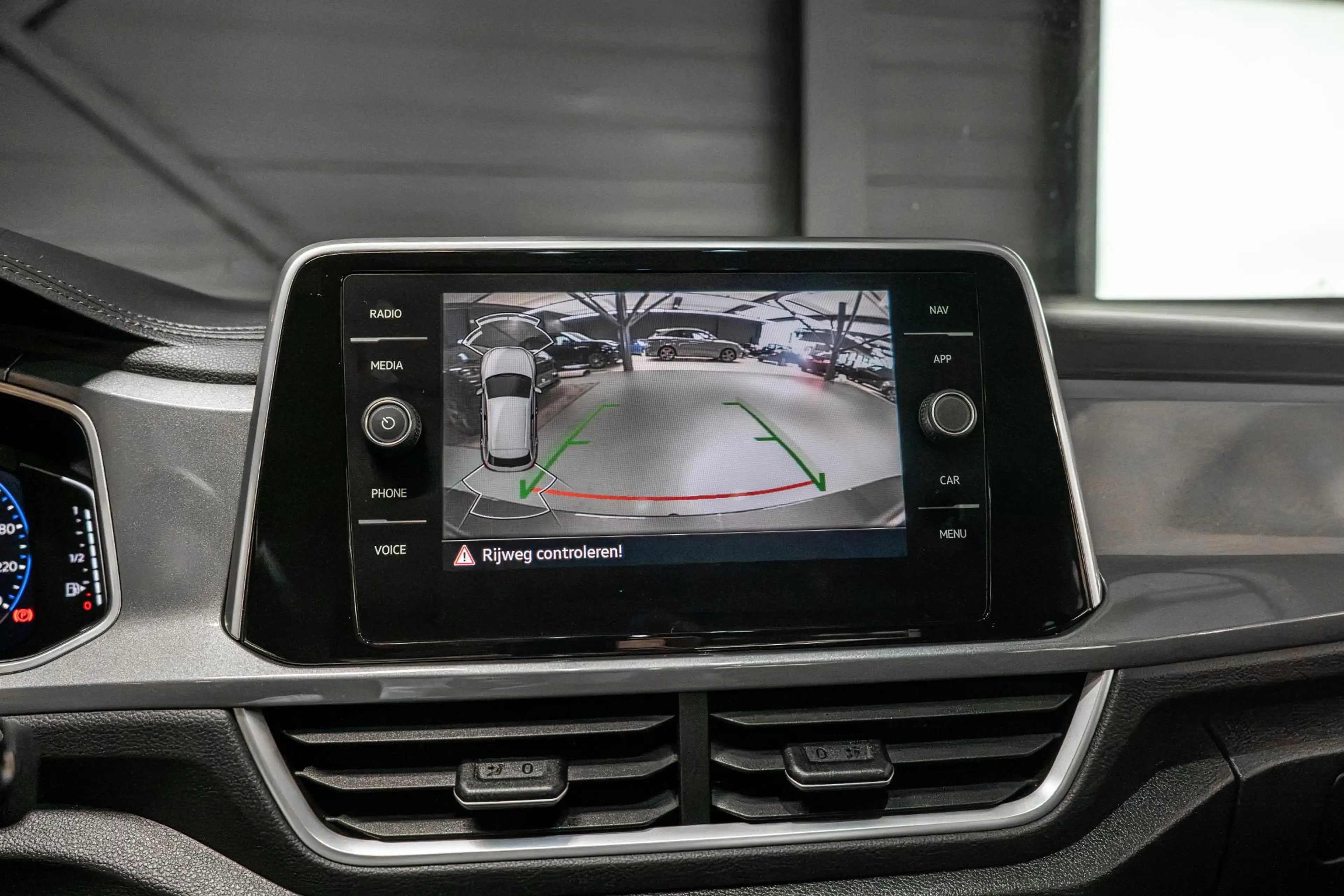 Volkswagen T-Roc 1.5 TSI Life Afn. Trekhaak | Camera — photo 15