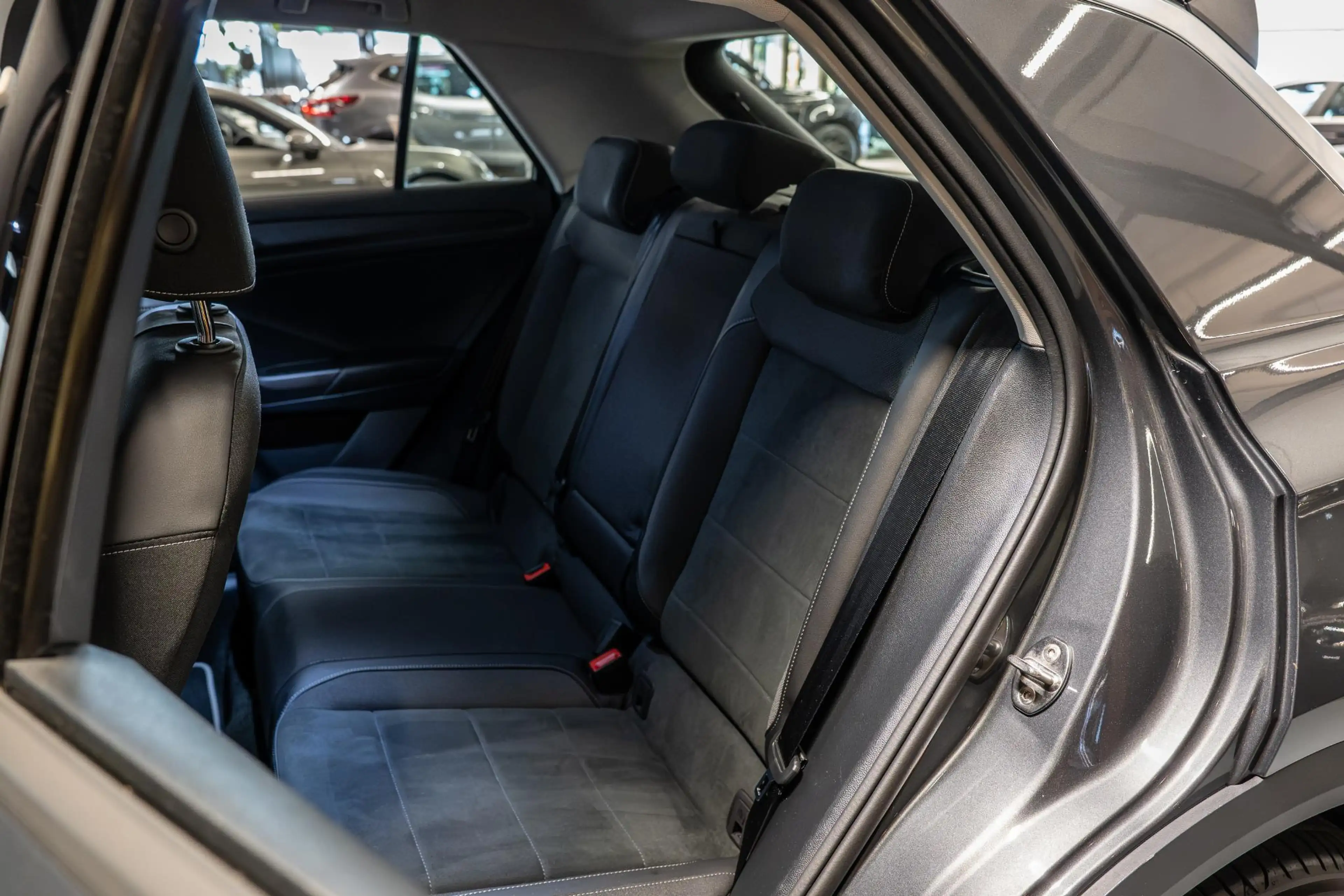 Volkswagen T-Roc 1.5 TSI Life Afn. Trekhaak | Camera — photo 4
