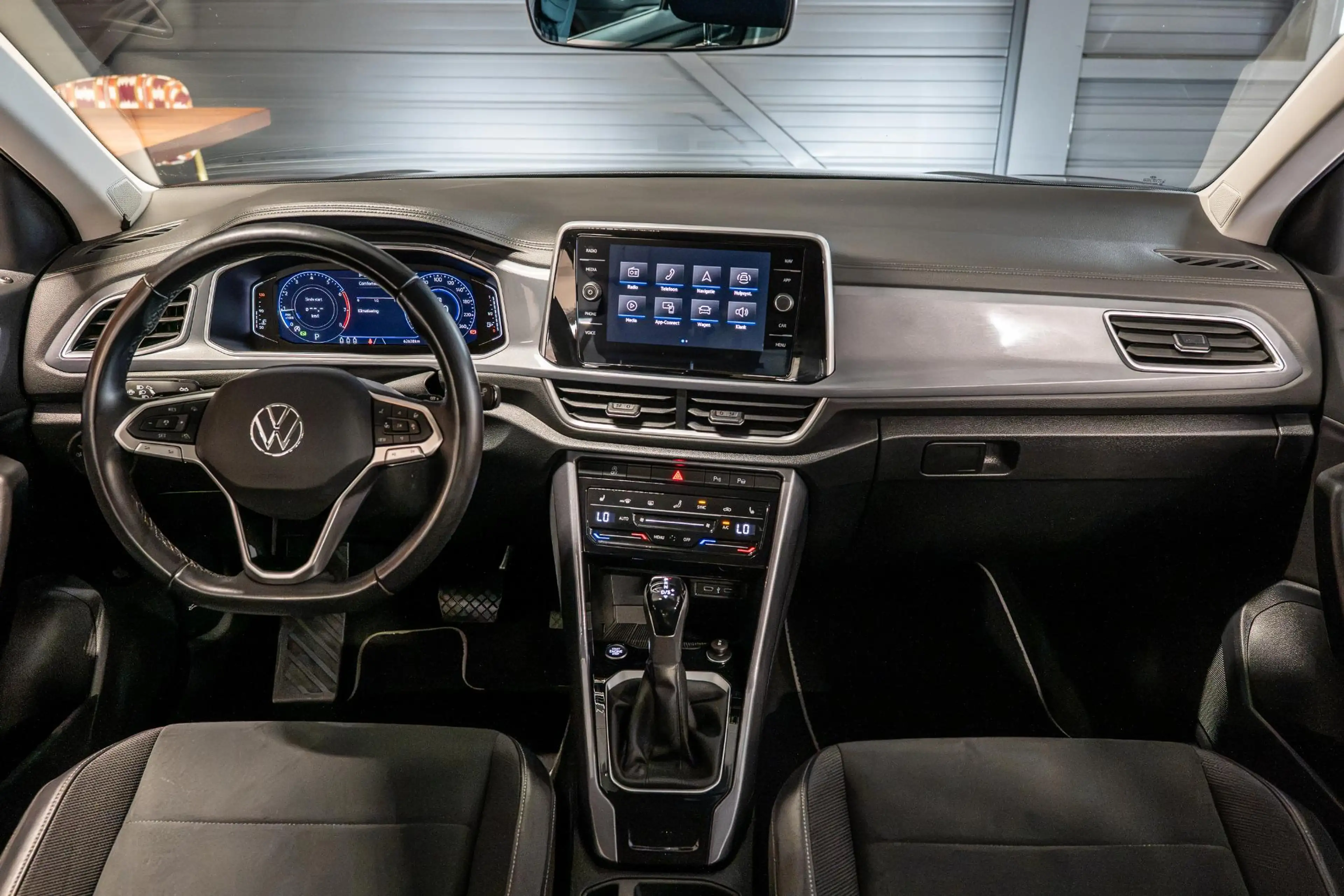 Volkswagen T-Roc 1.5 TSI Life Afn. Trekhaak | Camera — photo 6