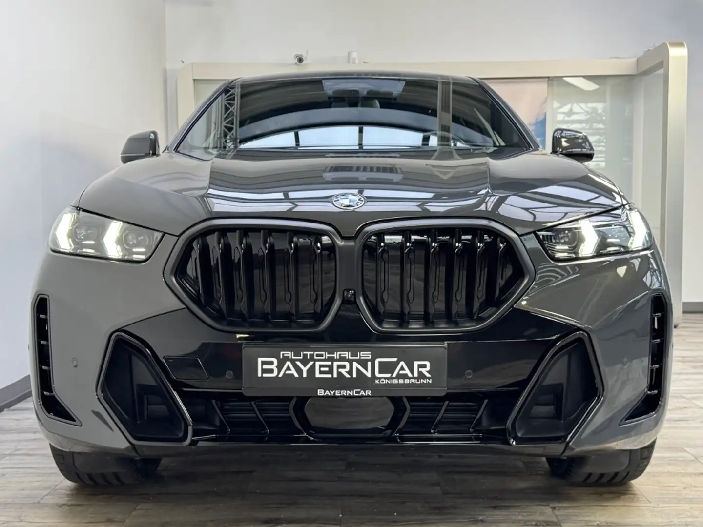 BMW X6 xDr30d M Sport Pro Luft 22Zoll Integral AHK Grijs - 2