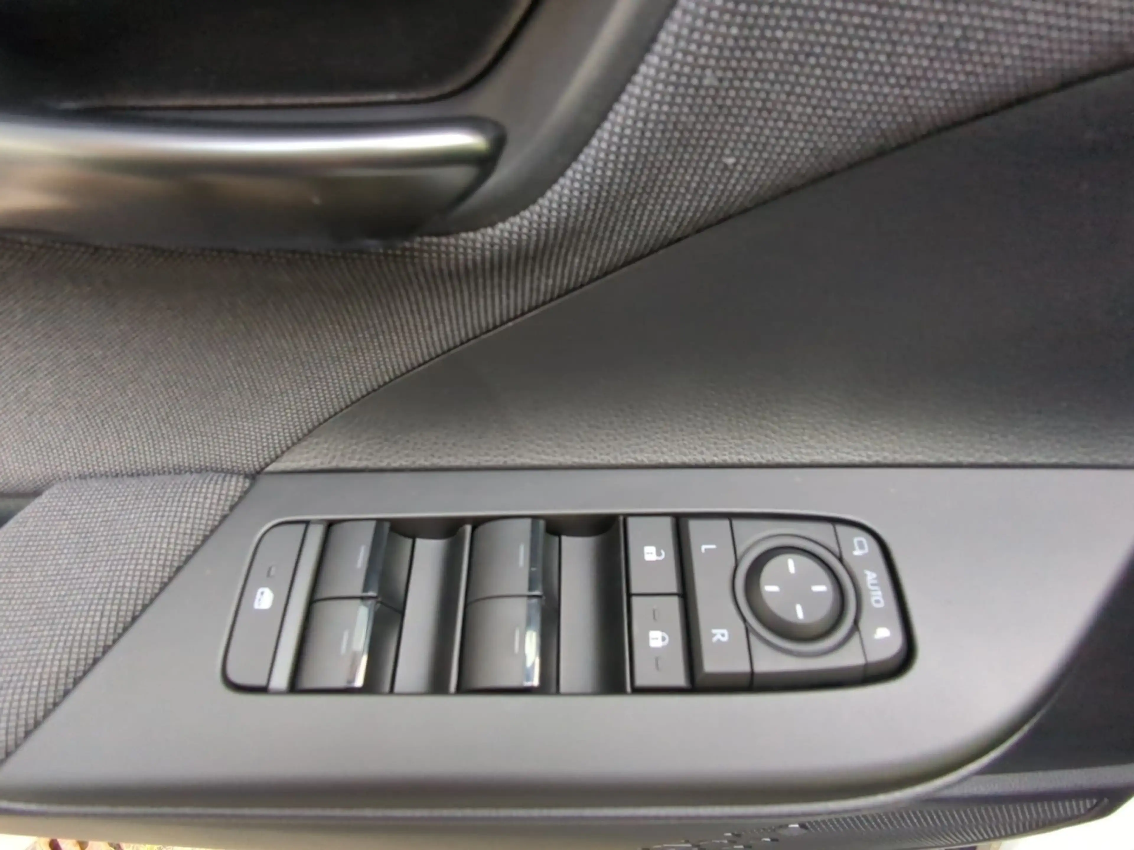 Toyota C-HR 2.0 Hybrid TEAM D LED+NAVI+APP+ACC+SHZ+RFK — photo 15