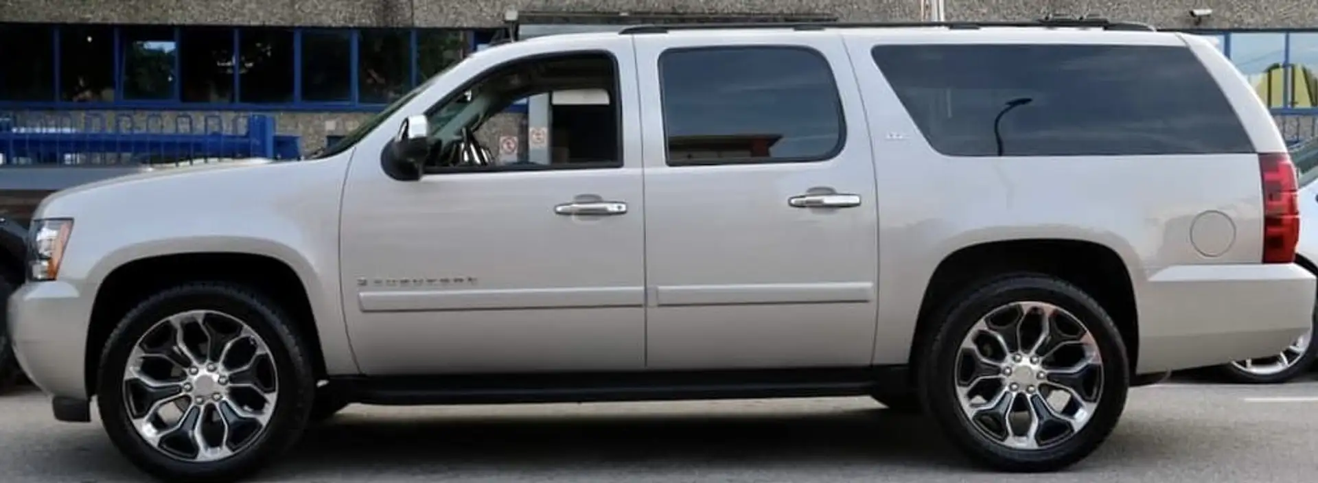 Chevrolet Suburban 5.3 Vortec LTZ - 1