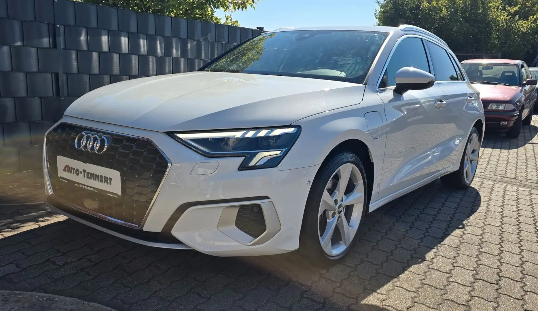 Audi A3 Sportback 40 TFSI e* Sitzh*AHK*Klima*Temp Weiß - 1