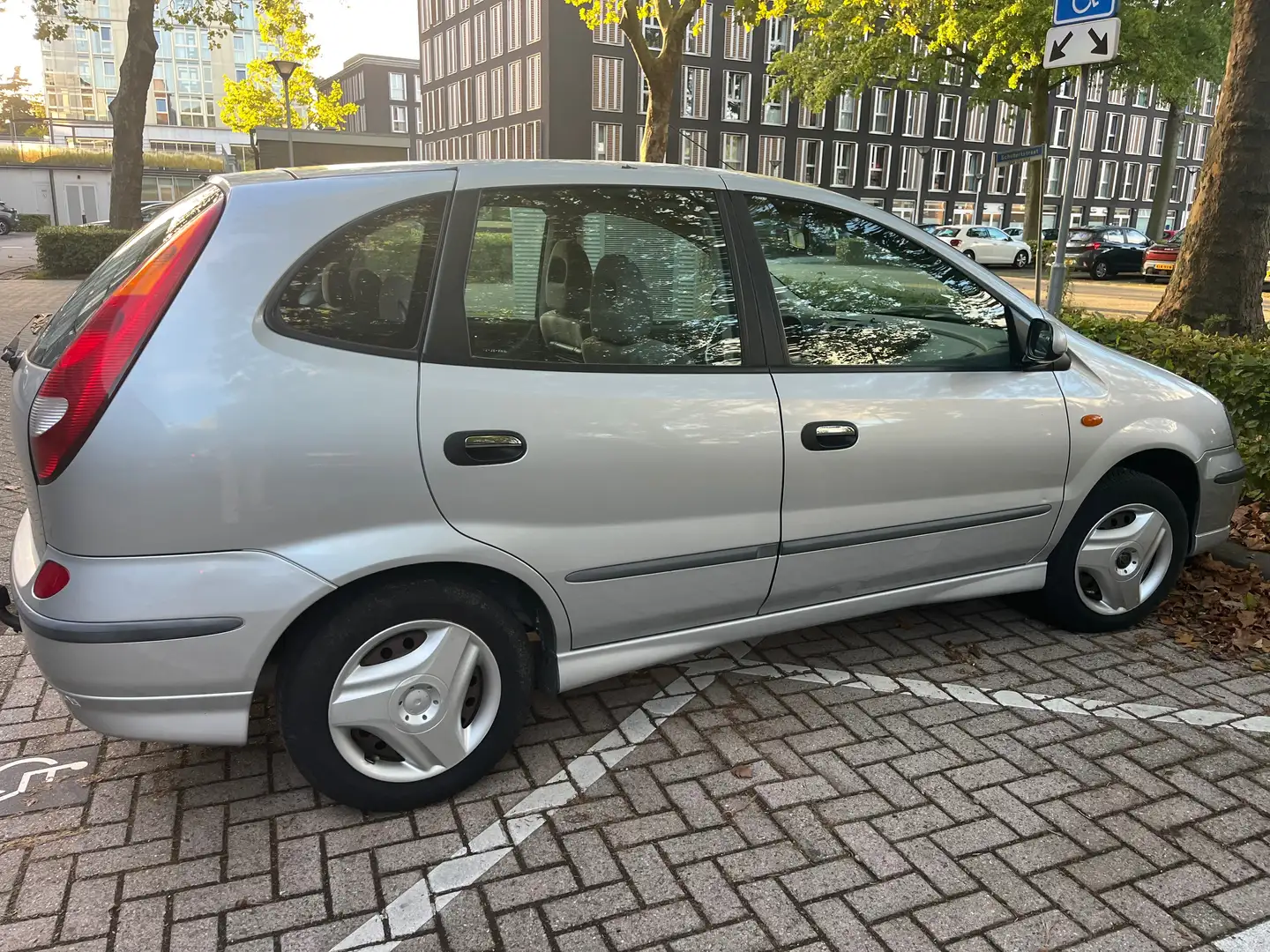 Nissan Almera Tino Almera Tino 1.8 Ambience Silber - 2