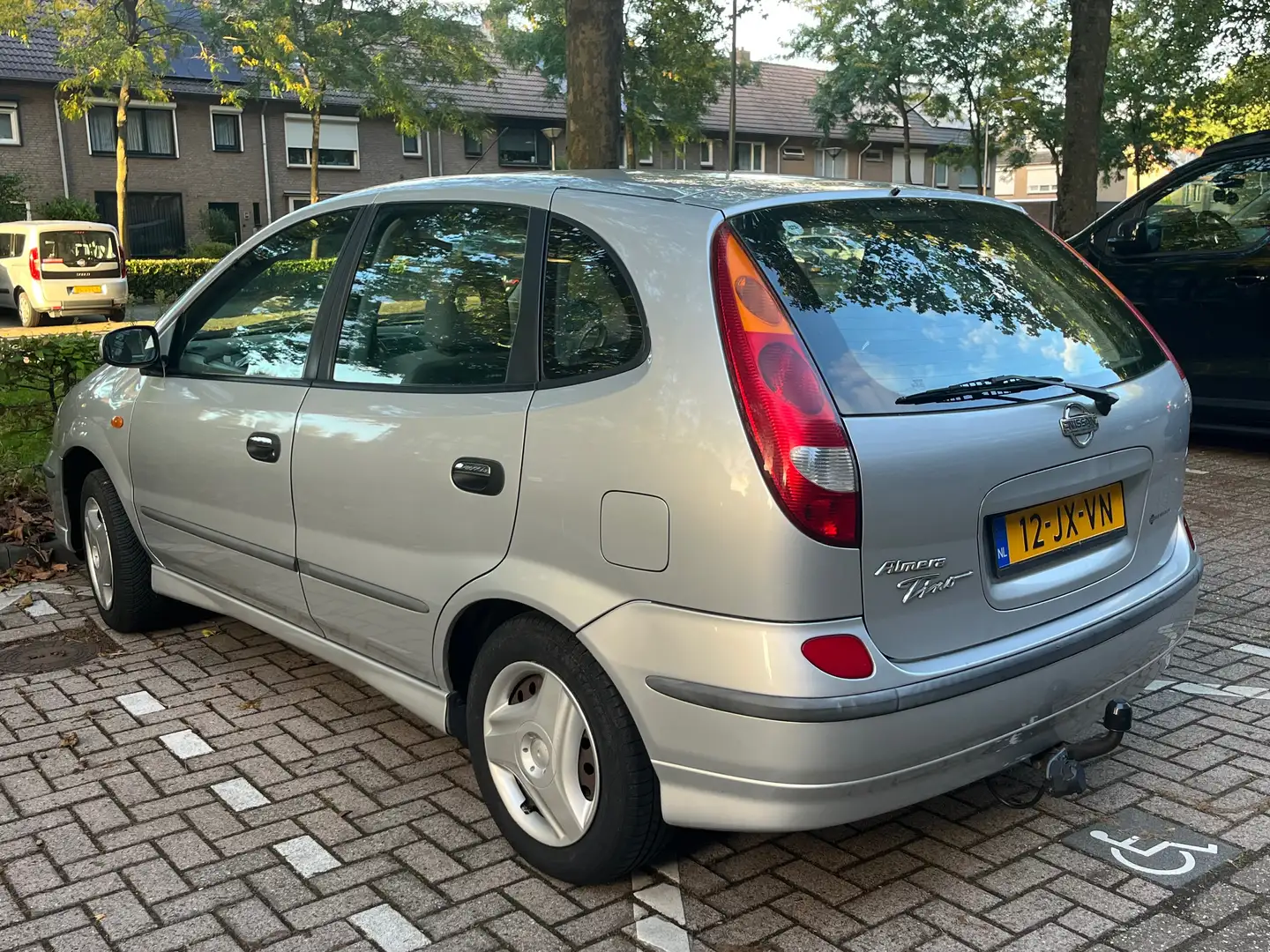 Nissan Almera Tino Almera Tino 1.8 Ambience Silber - 1