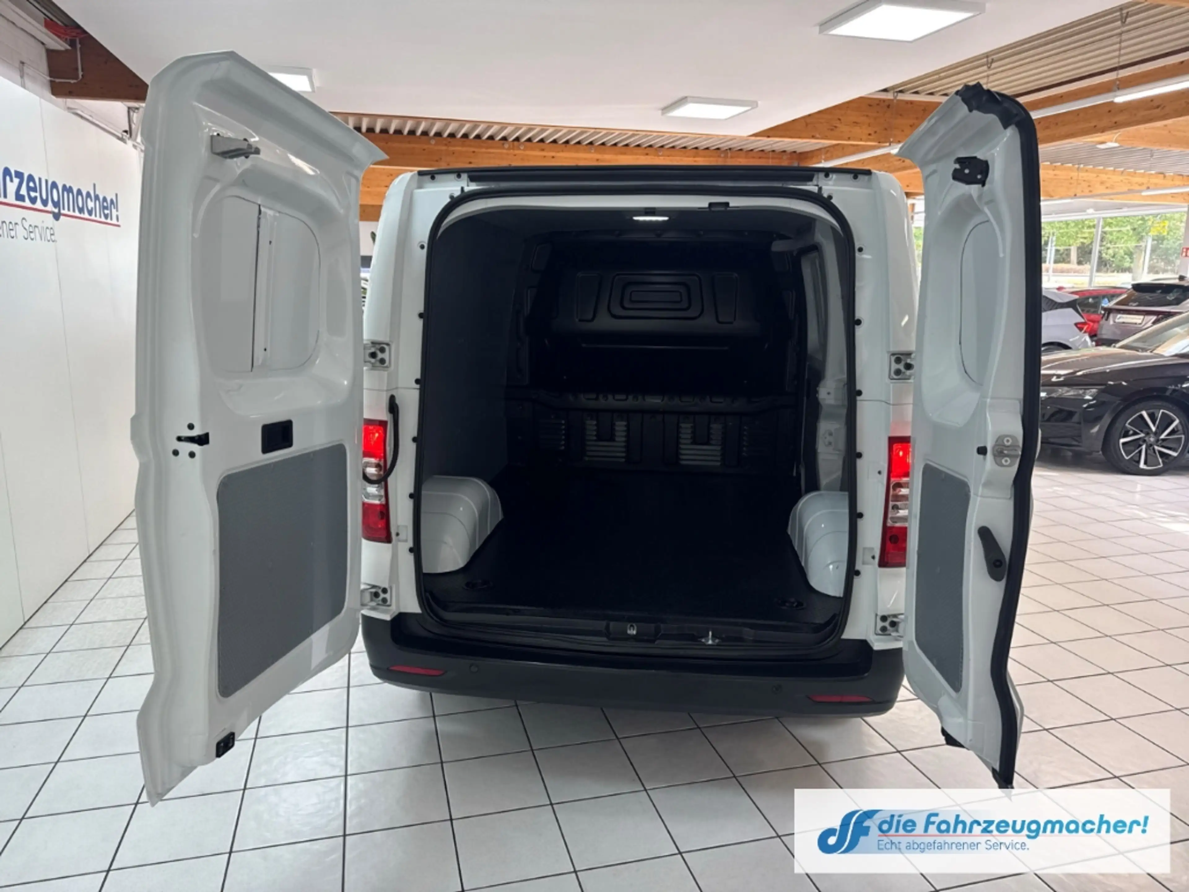 Maxus eDeliver 3 Kasten L1H1 Apple CarPlay Android Auto Klimaautom — photo 14