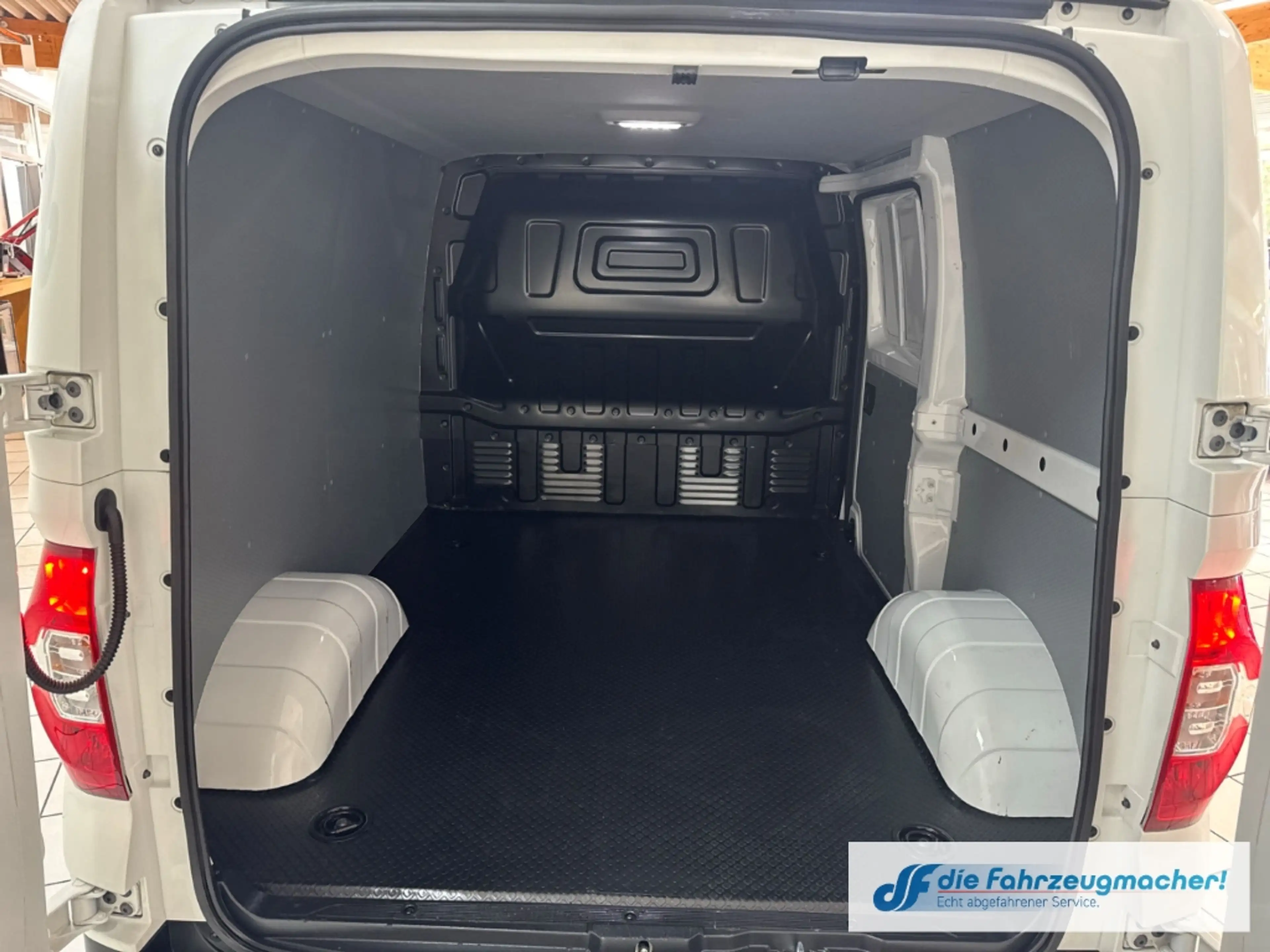 Maxus eDeliver 3 Kasten L1H1 Apple CarPlay Android Auto Klimaautom — photo 15