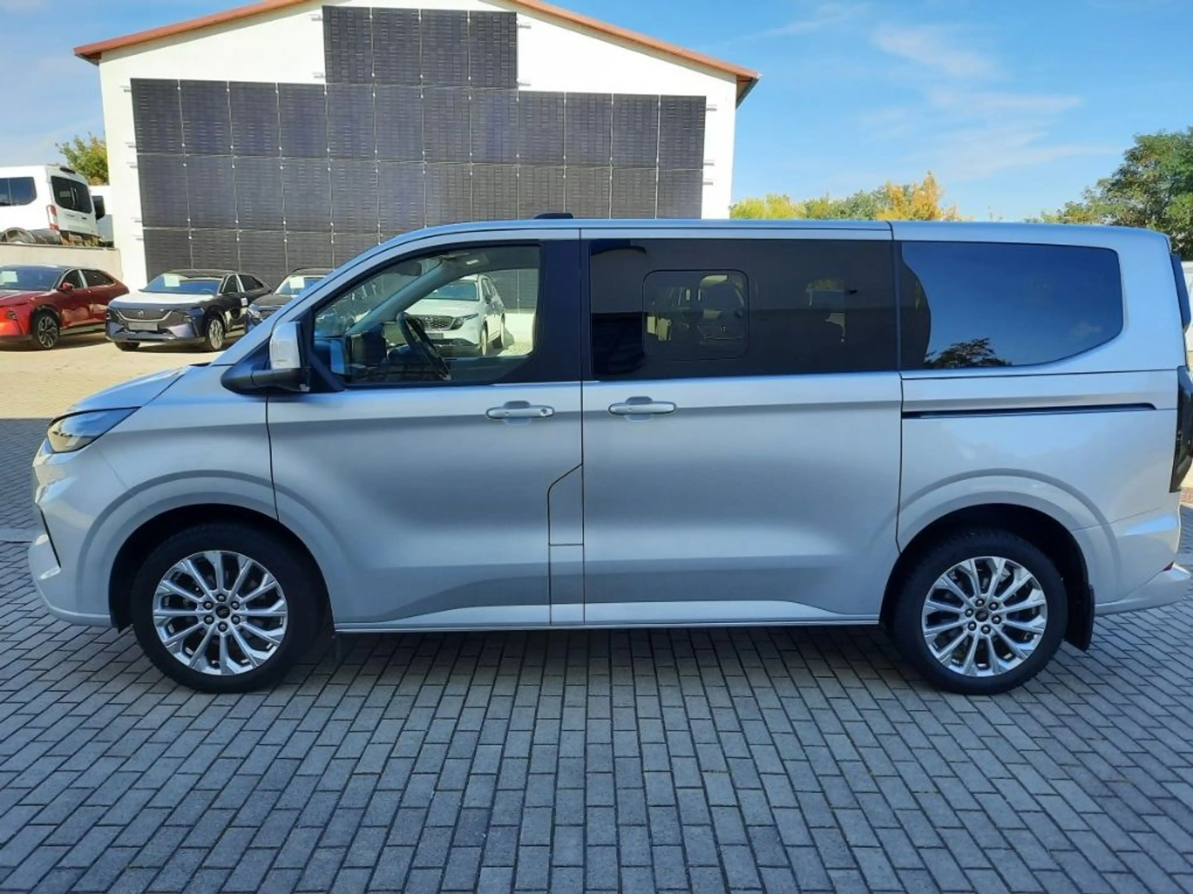 Ford Tourneo Bus Titanium 170 PS AT FWD 320 L1 — photo 4