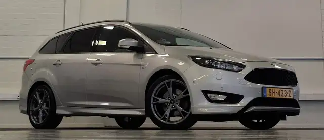 Ford Focus view 3