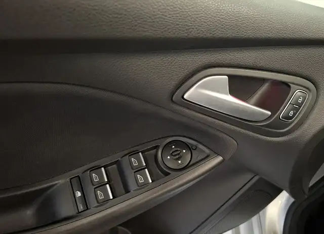 Ford Focus view 11