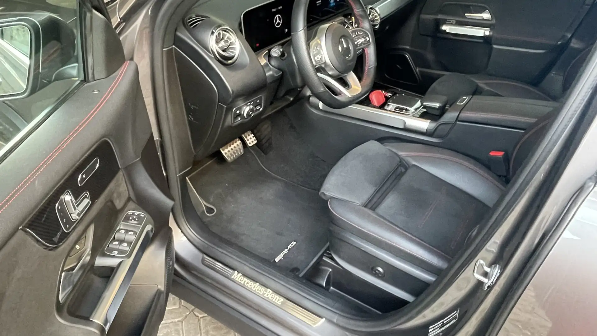 Mercedes-Benz GLB 220 d Premium 4matic auto Šedá - 2