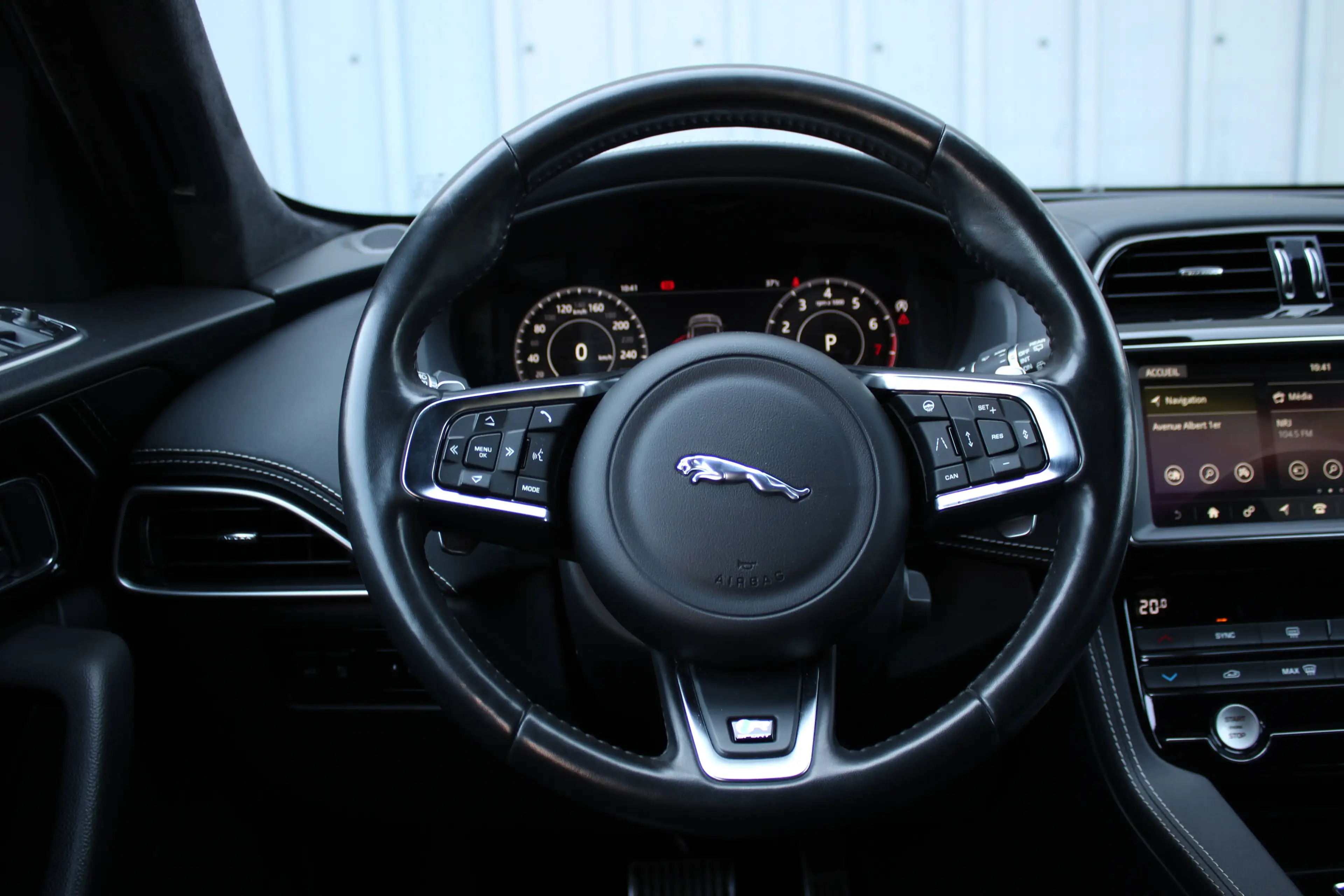 Jaguar F-Pace 2.0 T AWD R-Sport+BOÎTE AUTO+CUIR+CAMERA ++ — photo 10