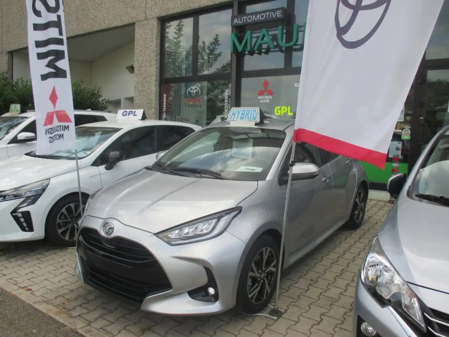 Toyota Yaris 1.5 Hybrid 5 porte Trend - NEOPATENTATI Zilver - 1