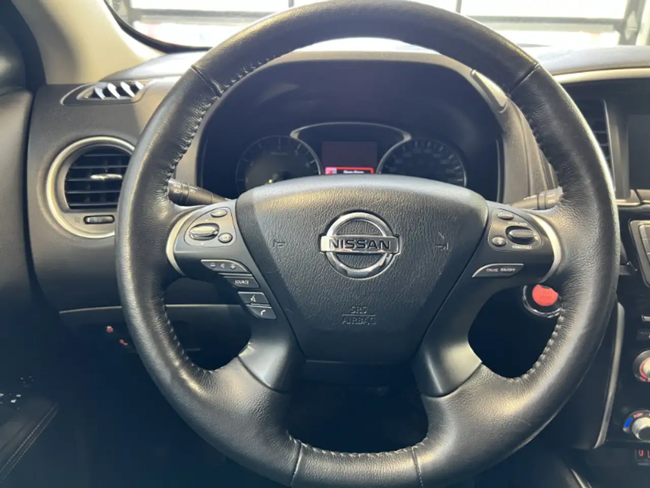 Nissan Pathfinder снимка Nissan Pathfinder