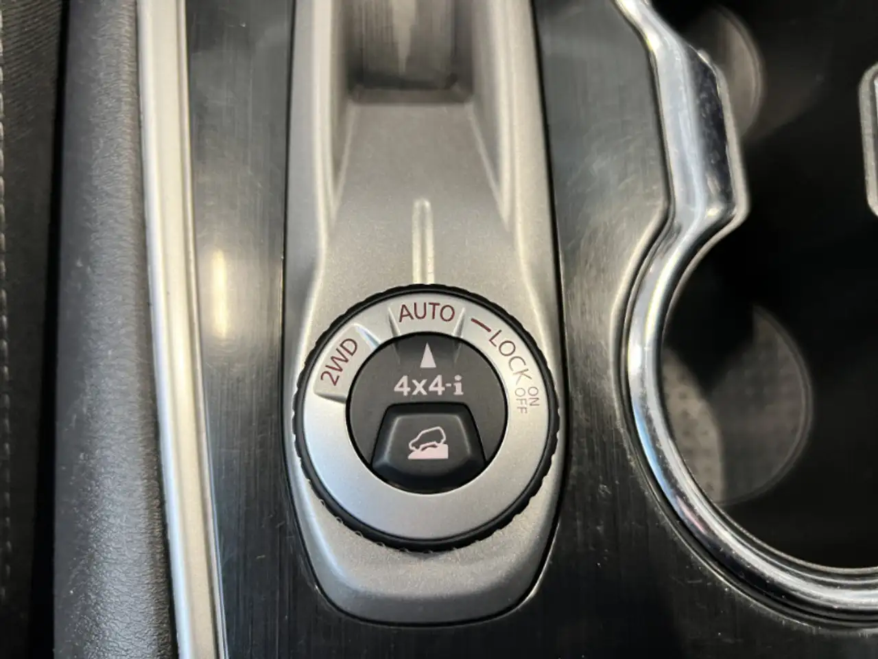 Nissan Pathfinder снимка Nissan Pathfinder