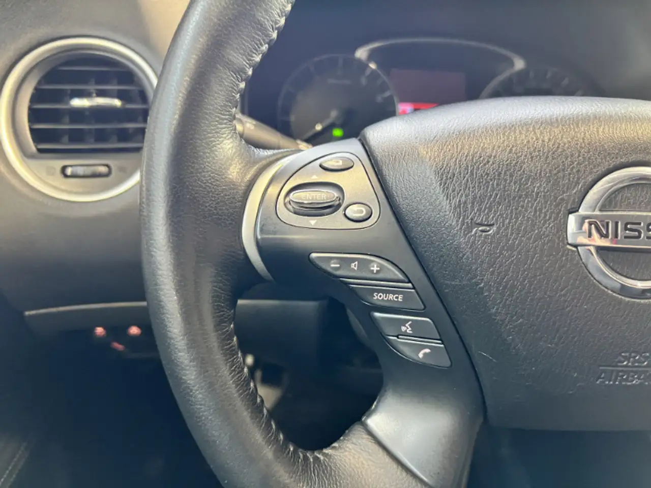 Nissan Pathfinder снимка Nissan Pathfinder